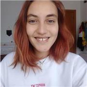 Profesora de inglés imparte clases de inglés a niños de primaria/ESO